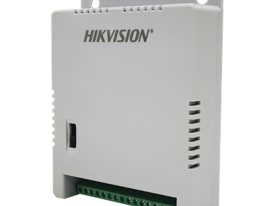Fuente de Poder Regulada / 8 Salidas / 1 Amp por Salida / Voltaje Ajustable 12/13.5/15 VCC / Entrada 90-130 VCA / Filtro de Ruido para 4K